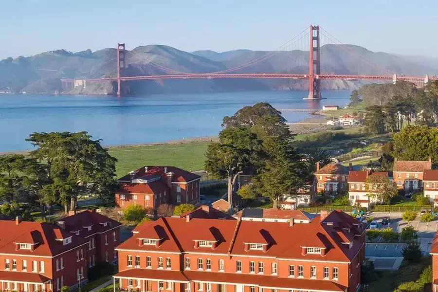 Veduta aerea del Walt Disney Family Museum con il Golden Gate Bridge sullo sfondo