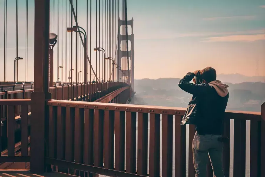 Mann macht Fotos auf der Golden Gate Bridge