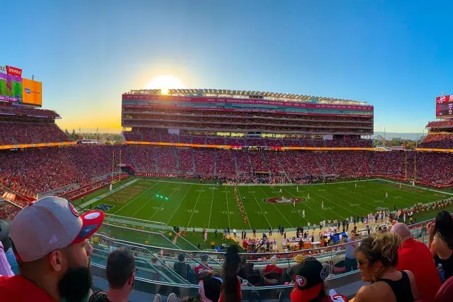 San Francisco 49ers 의 홈 구장인 캘리포니아 주 산타클라라의 리바이스 스타디움에서 본 축구장 풍경.